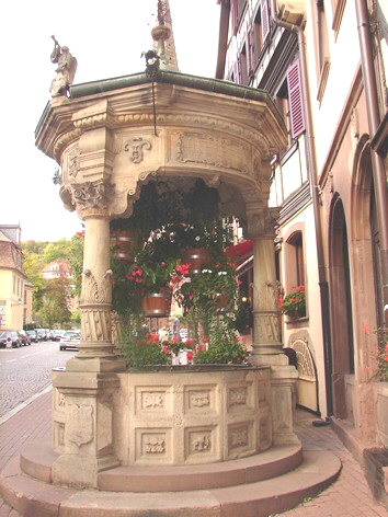 OBERNAI - ancien puit fleuri - Photo BERTHEVILLE